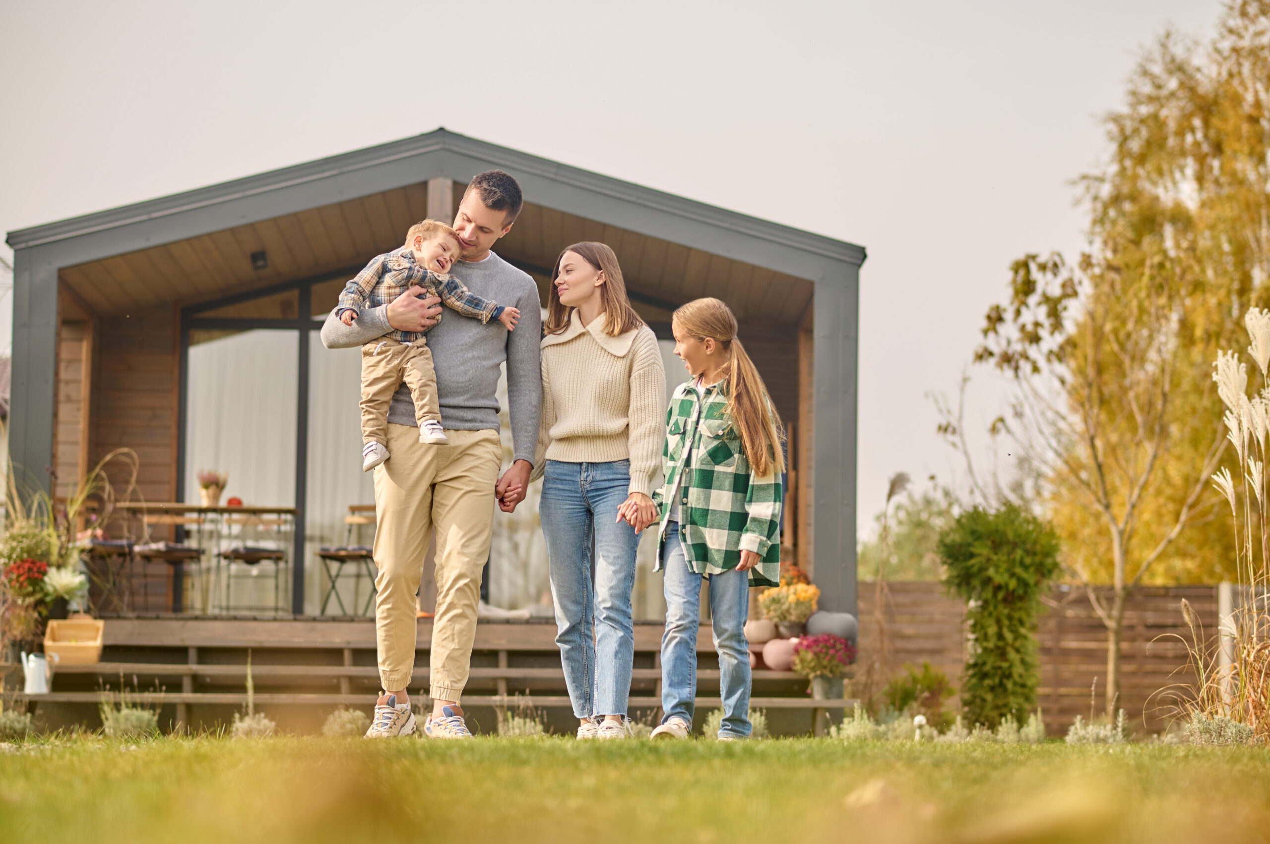 Rõõmus pere ootab, et leiaksoma unistuste kodu HomeFindsyou kaudu.